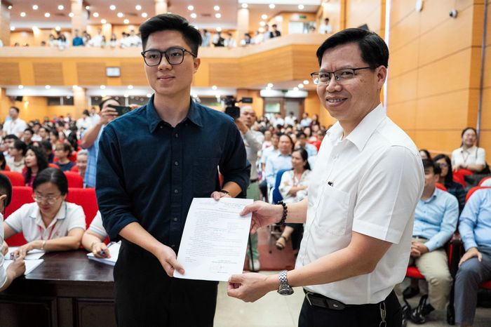  Với các giảng viên, mỗi tân bác sĩ nội trú bước vào chuyên ngành đều là một niềm vui, bất kể đó là ngành có nhiều người lựa chọn hay chỉ có một vài thí sinh. "Những tinh hoa" của ngành y, không chỉ đến hội trường để nhận kết quả. Họ còn được chào đón như những người đồng hành mới của từng bộ môn. 