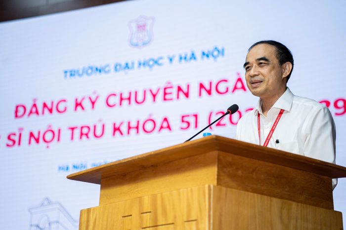  Chia sẻ tại sự kiện, GS Nguyễn Hữu Tú, Hiệu trưởng Trường Đại học Y Hà Nội, nhấn mạnh thứ hạng tại Match Day không quyết định một bác sĩ nội trú có trở thành người xuất sắc hay không. "Các em phải giữ vững bản lĩnh, tinh thần học tập, không dừng lại ở bất cứ vị trí nào", GS Tú nhắn nhủ. Phía sau khoảnh khắc lựa chọn là 3 năm đào tạo, trực bệnh viện, thi cử và hàng nghìn giờ học. 