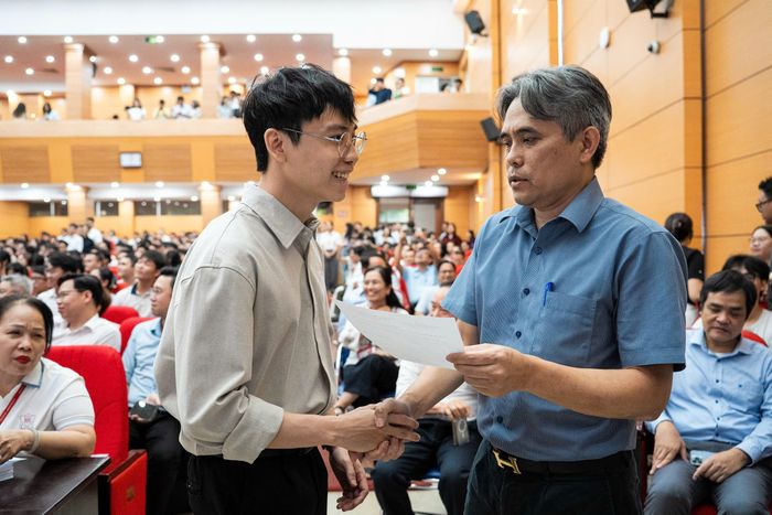Hai thí sinh tiếp theo Quân cùng chọn chuyên ngành Sản phụ khoa. Riêng trong top 20, một nửa đã dành lựa chọn cho chuyên ngành này, khiến chỉ tiêu nhanh chóng được lấp đầy và khép lại cơ hội của những người xếp sau. Không chỉ Sản phụ khoa, Gây mê hồi sức, Ung thư và Phẫu thuật tạo hình cũng lần lượt kín chỗ. 