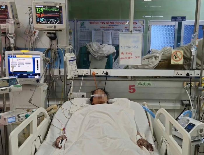 Hết sốt không có nghĩa sốt xuất huyết đã qua giai đoạn nguy hiểm; bệnh vẫn có thể diễn tiến nặng, gây sốc, suy đa cơ quan và cần hồi sức chuyên sâu. Ảnh: BVCC.