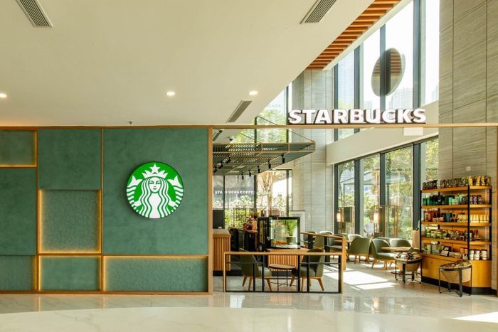 Starbucks Việt Nam bắt đầu không nhận thanh toán tiền mặt tại một số cửa hàng từ cuối năm 2023, sau đó mở rộng ra nhiều điểm bán. Ảnh: Starbucks.