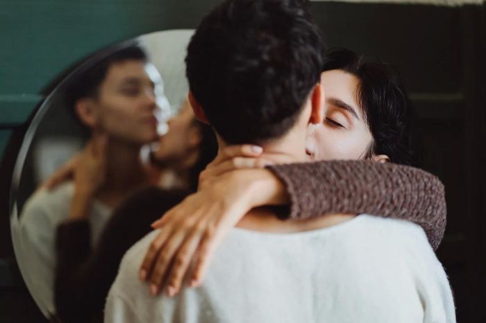 Có nhiều dấu hiệu để nhận biết một người còn "dây dưa" với người yêu cũ. Ảnh: Pexels.