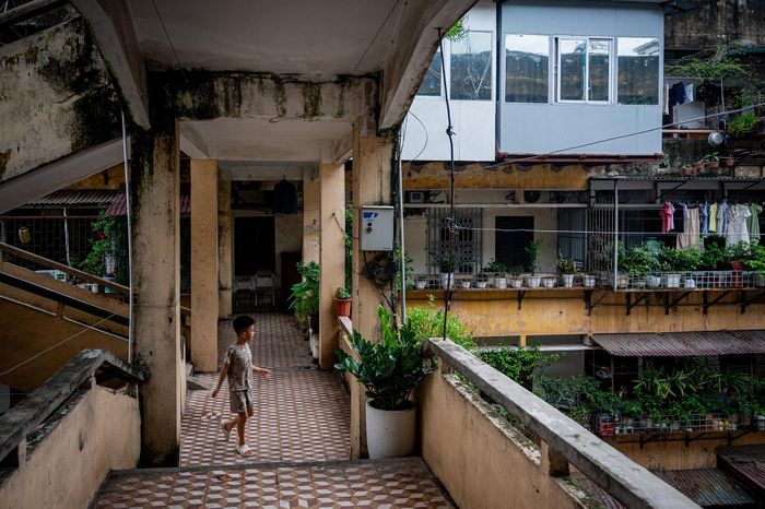 Hệ thống lan can, tường và các trụ bê tông tại một số tầng xuất hiện nhiều vết nứt, bong tróc. Bề mặt tường loang lổ, phủ rêu, cho thấy dấu hiệu xuống cấp sau nhiều năm sử dụng. 