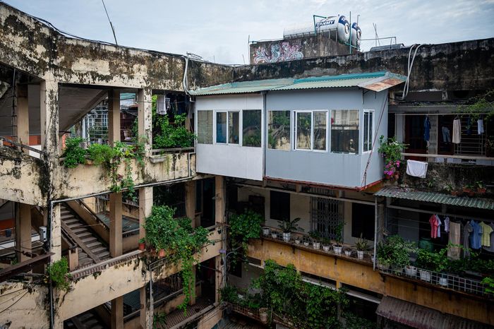  Một số căn hộ cơi nới, làm "chuồng cọp" để mở rộng diện tích sử dụng, làm thay đổi kiến trúc ban đầu của công trình và tiềm ẩn nguy cơ mất an toàn, nhất là trong công tác phòng, chữa cháy, cứu nạn, cứu hộ. 