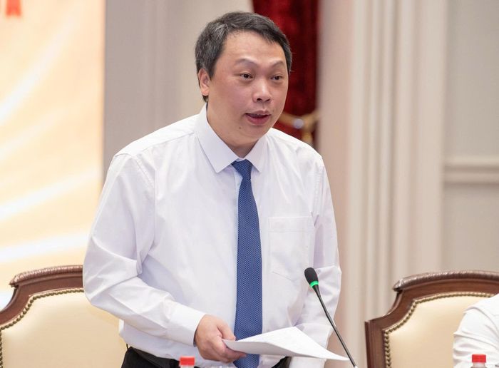  Thứ trưởng Bộ Văn hóa, Thể thao và Du lịch Nguyễn Huy Dũng trình bày những nội dung mới của Luật sửa đổi, bổ sung một số điều của Luật Xuất bản. Ảnh: Việt Linh.