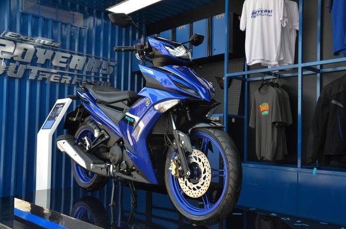  Một chiếc Yamaha Exciter 155 VVA TCS bản giới hạn vừa được ra mắt có giá bán khoảng 60,9 triệu đồng, thấp hơn cả giá thấp nhất của chiếc iPhone Duo 256 GB. Xe được trang bị động cơ xy-lanh đơn, dung tích 155,1 cc, làm mát bằng chất lỏng, tích hợp van biến thiên VVA , sản sinh công suất tối đa 18,25 mã lực, mô-men xoắn cực đại 14,4 Nm. 