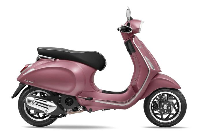  Mức giá của một chiếc iPhone gập bản 1 TB cũng ngang với chiếc tay ga Vespa Sprint 125. Xe được trang bị động cơ xăng xy lanh đơn i-Get cho công suất 7,9 kW, mô men xoắn 10,4 Nm. Đi cùng khối động cơ là hệ thống phun xăng điện tử với hộp số tự động vô cấp. 