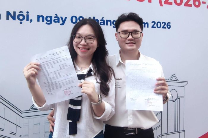  Thành và Thảo trong ngày đăng ký chuyên ngành bác sĩ nội trú ở Đại học Y Hà Nội. Ảnh: NVCC. 