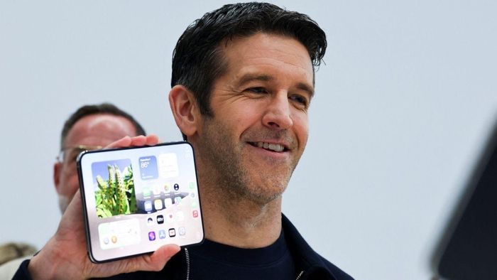  CEO Apple John Ternus cầm chiếc iPhone Duo trong sự kiện ở Cupertino, California, Mỹ, ngày 9/9. Ảnh: Reuters.
