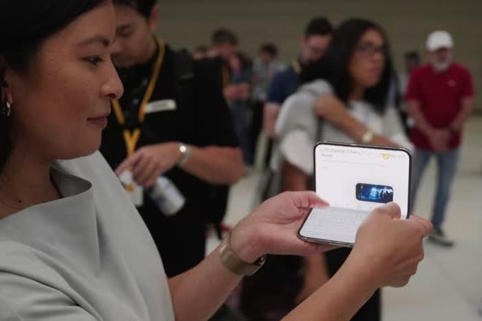 Phone Duo có thể gập một phần để dựng máy, thuận tiện khi xem nội dung. Ảnh: The Wall Street Journal.