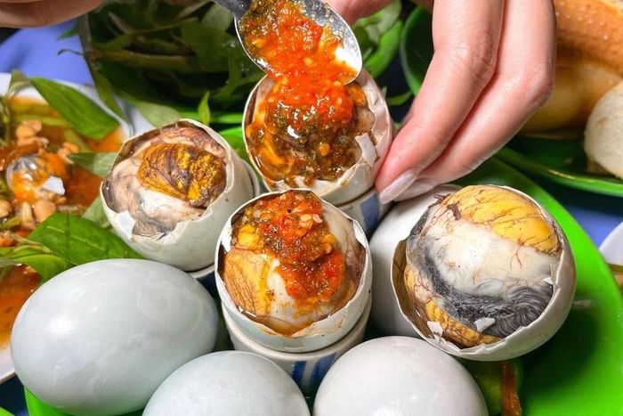 Trứng vịt lộn giàu đạm, vitamin và khoáng chất nhưng cũng chứa nhiều năng lượng, cholesterol. Ảnh: DDAU.