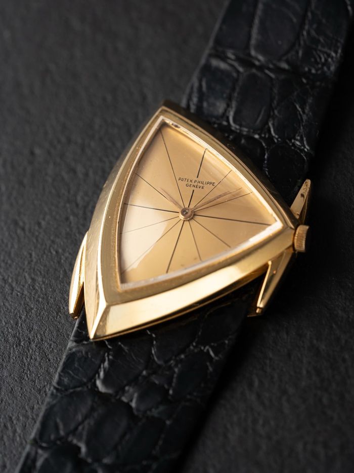Đồng hồ Nectere Eclipse (2026) của Nectere (bên trái) và Patek Philippe ref. 3412 ra mắt cuối thập niên 1950 (bên phải). Ảnh: Nectere; @paddle_waves/Instagram.