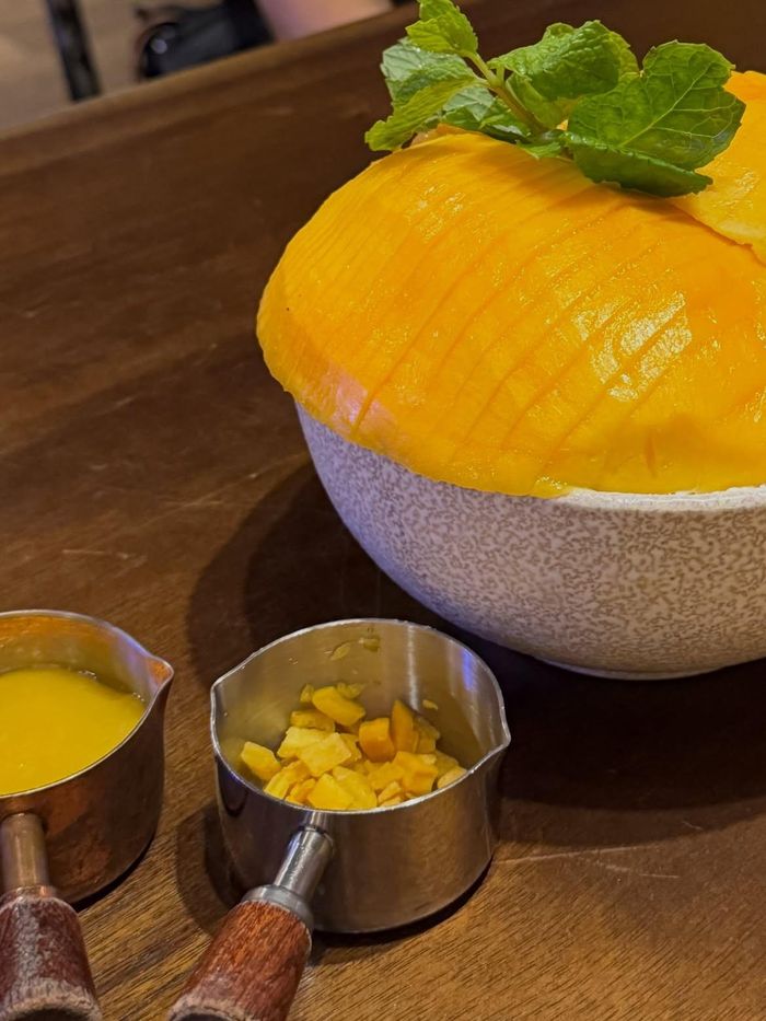 Nữ diễn viên Kwon Nara thưởng thức bingsu xoài tại Hội An.