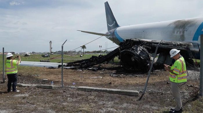  Ngày 8/9, NTSB kiểm tra hiện trường vụ tai nạn máy bay chở hàng Amazon Prime Air trượt khỏi đường băng tại Sân bay Quốc tế Miami (Mỹ). Ảnh: Reuters. 