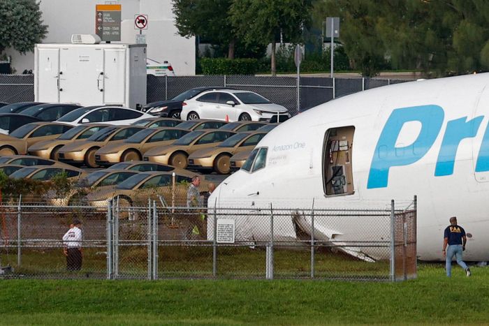 Hiện trường vụ tai nạn máy bay Boeing 767 chở hàng của Amazon vào ngày 6/9. Ảnh: Reuters.