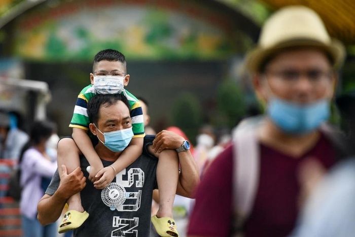 Đeo khẩu trang khi đến nơi đông người giúp hạn chế nguy cơ lây nhiễm virus cúm và các bệnh đường hô hấp. Ảnh: Duy Hiệu.