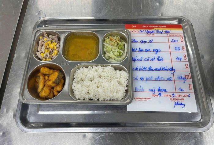 Suất ăn bán trú trưa 9/9 tại trường Tiểu học Nguyễn Quý Đức. Ảnh: PHCC.