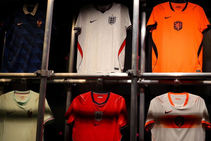  Các sản phẩm lưu niệm World Cup của Nike được trưng bày tại một cửa hàng ở thành phố New York (Mỹ) hồi đầu tháng 6. Ảnh: Shannon Stapleton/Reuters. 
