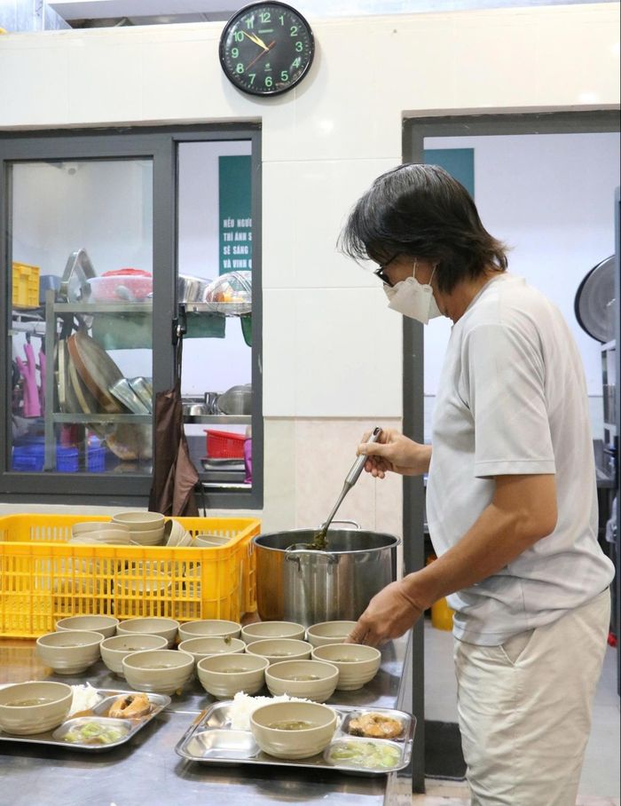 Quán cơm trở thành nơi kết nối của những tấm lòng thiện nguyện.