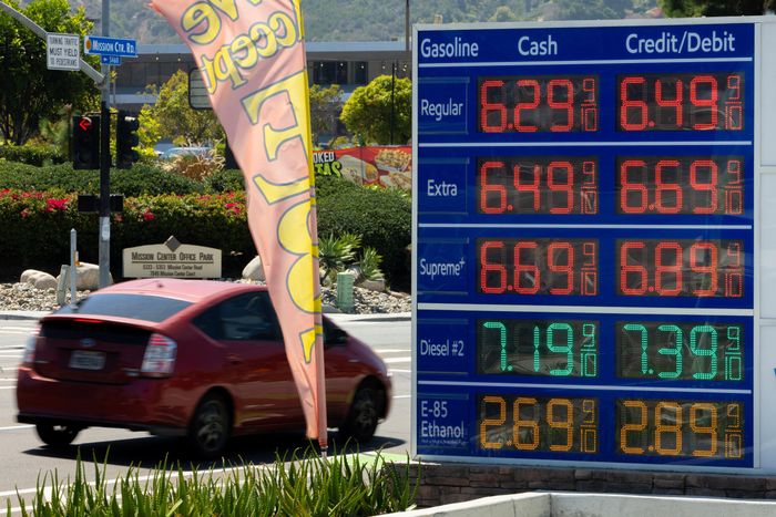  Giá xăng hiện tại tại một trạm xăng ở San Diego, California (Mỹ) ngày 19/8. Ảnh: Reuters. 