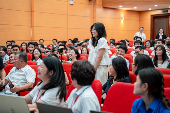  Hà Vũ Huyền Linh lựa chọn chuyên ngành Nội khoa. Linh cho biết cô may mắn khi được theo đuổi chuyên ngành yêu thích trong 3 năm tới. Gia đình, với bố và mẹ đều là bác sĩ Hồi sức cấp cứu và Lão khoa, là động lực để cô noi theo. 