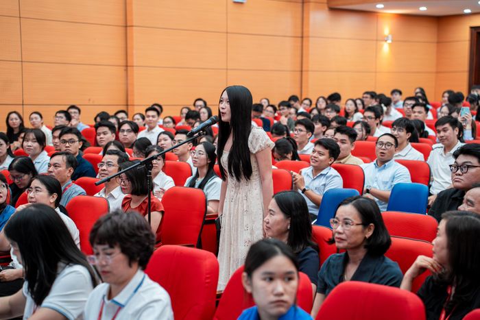  Nguyễn Hải Thuỳ Linh đạt 24,08 điểm thi bác sĩ nội trú và lựa chọn chuyên ngành Da liễu. Từng là học sinh chuyên Sinh Trường THPT chuyên Hà Nội - Amsterdam, Linh cho biết mong muốn chữa bệnh cho bản thân và gia đình là một trong những lý do cô chọn chuyên ngành này. Quyết định của Linh cũng nhận được sự ủng hộ từ gia đình. “Những cơn đau và sự tự ti khi mắc zona thần kinh từ nhỏ khiến tôi càng quyết tâm theo đuổi chuyên ngành Da liễu trong kỳ thi bác sĩ nội trú lần này”, Thuỳ Linh nói. 