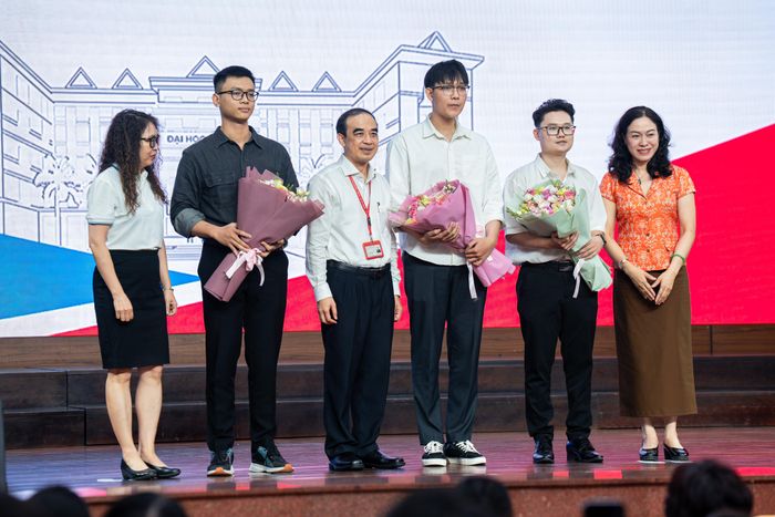  Top 3 thủ khoa trường Đại học Y Hà Nội lên nhận hoa khen thưởng từ Ban giám hiệu Nhà trường, gồm bác sĩ Nguyễn Đức Anh Quân - thủ khoa Y khoa với 24,91/30 điểm; bác sĩ Phạm Quang Minh - thủ khoa Răng - Hàm - Mặt với 27/30 điểm; bác sĩ Phạm Đức Thành - thủ khoa Y học cổ truyền. 