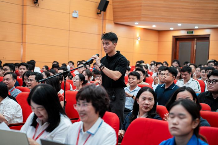 Lần lượt đứng lên hô tên chuyên ngành nội trú, các thí sinh thể hiện sự tự tin và quyết đoán trong khoảnh khắc lựa chọn hướng đi cho 3 năm tới.