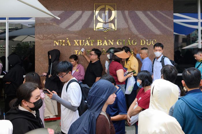  Phụ huynh xếp hàng mua SGk tại điểm bán của NXB Giáo dục ngày 7/9. Ảnh: Hoài Bảo.