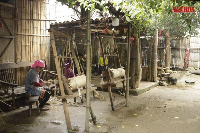 Nghề dệt lanh truyền thống của đồng bào Mông (Tuyên Quang) vẫn được gìn giữ, phát huy