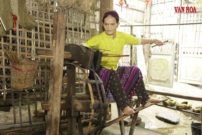 Mỗi công đoạn đều đòi hỏi sự tỉ mỉ, kiên nhẫn cùng thời lượng lao động rất lớn để cho ra tấm vải lanh hoàn thiện