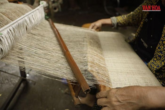 Công đoạn dệt vải lanh trên khung dệt gỗ truyền thống