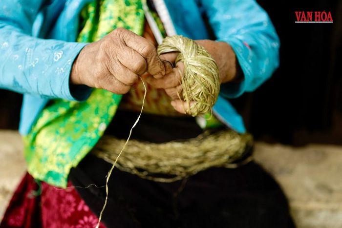 Búi lanh luôn theo sát người phụ nữ, dù lên nương hay xuống chợ phiên