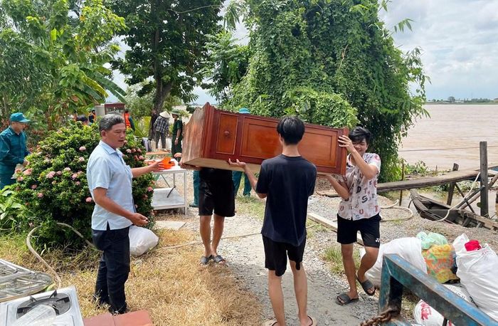 Ông Nguyễn Trung Nam, Phó Chủ tịch UBND xã Mỹ Hòa Hưng hướng dẫn di chuyển tài sản đến nơi an toàn