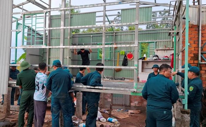 Lực lượng Quân sự xã có mặt tại hiện trường, hỗ trợ người dân di dời tài sản đến nơi an toàn