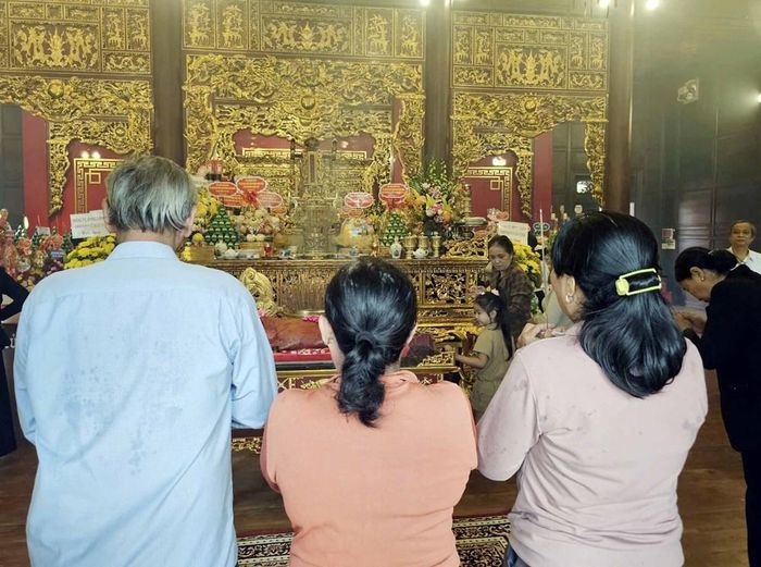 Trong không khí trang nghiêm, hàng nghìn người dân thành kính thắp nén nhang trước người anh hùng kiệt xuất của cuộc khởi nghĩa nông dân Tây Sơn
