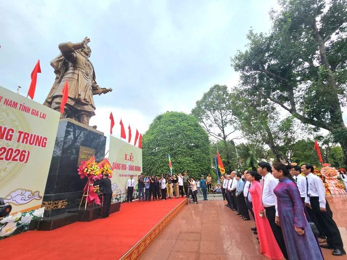 Lãnh đạo Tỉnh ủy, UBND tỉnh, HĐND, Ủy ban MTTQ Việt Nam tỉnh Gia Lai đã thành kính dâng hoa, dâng hương tưởng nhớ ngày mất Hoàng đế Quang Trung