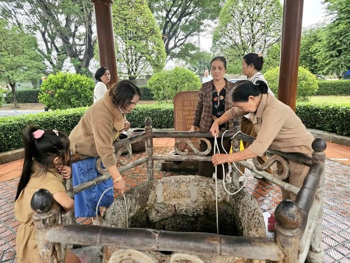 Nhân dịp Lễ giỗ Hoàng đế Quang Trung – Nguyễn Huệ, người dân đã đến di tích giếng nước của gia đình thân sinh Tây Sơn lấy nước đem về uống