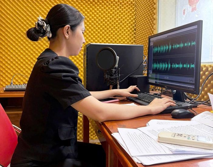Viên chức Trung tâm Dịch vụ tổng hợp xã Phú Tân thu âm cho chuyên mục