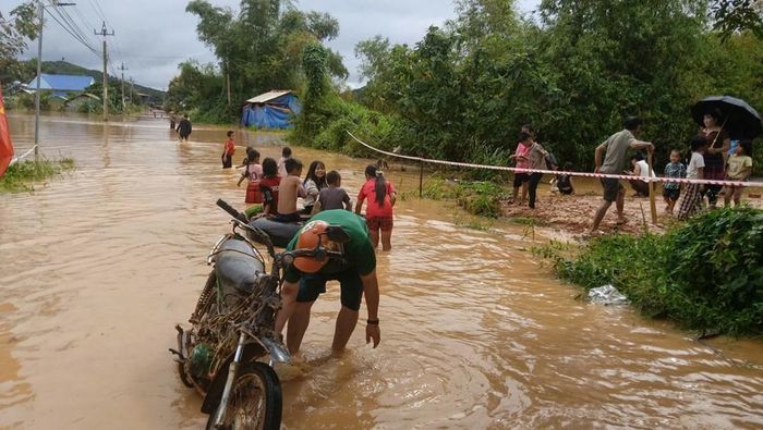Một số tuyến đường trên địa bàn xã bị ngập do mưa lớn kéo dài trong những ngày qua