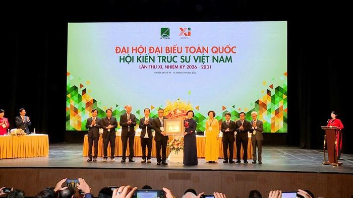 Bí thư Trung ương Đảng, Phó Thủ tướng Chính phủ Phạm Thị Thanh Trà tặng hoa chúc mừng Đại hội đại biểu toàn quốc Hội Kiến trúc sư Việt Nam khóa XI, nhiệm kỳ 2026-2031