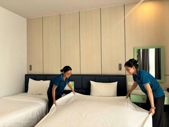 Nhân viên buồng phòng và lễ tân là những vị trí có tần suất tương tác cao với khách và giữ vai trò quan trọng trong toàn bộ hành trình trải nghiệm lưu trú