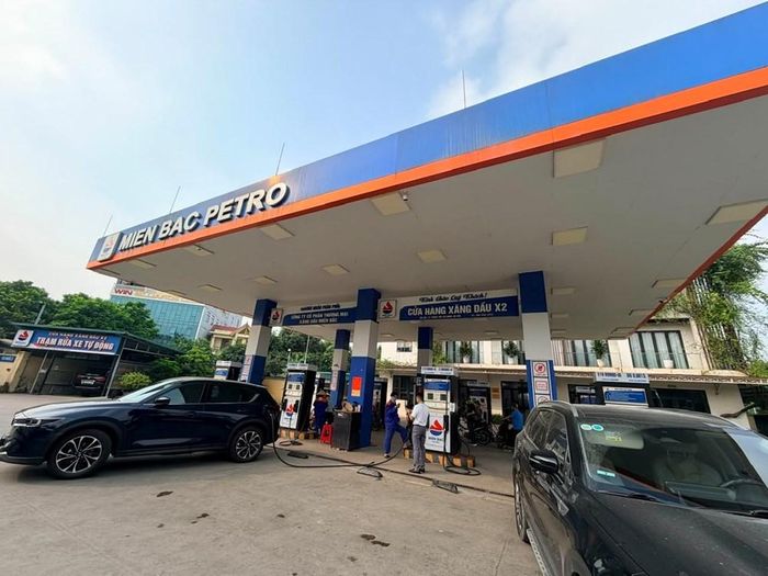 Giá xăng dầu trong nước đồng loạt tăng, xăng E10 có giá mới là 24.239 đồng. Ảnh: Tuấn Đông