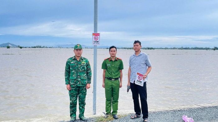 Đồn Biên phòng cửa khẩu Vĩnh Hội Đông phối hợp với Công an xã An Phú tham gia gắn biển cảnh báo