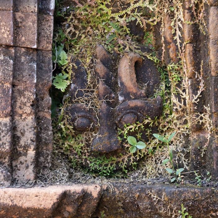 Một khuôn mặt Kala nơi chân tháp G1