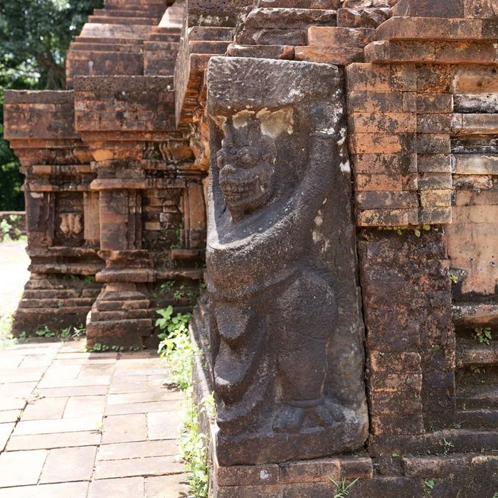 Hình tượng sư tử ở góc bệ đỡ
