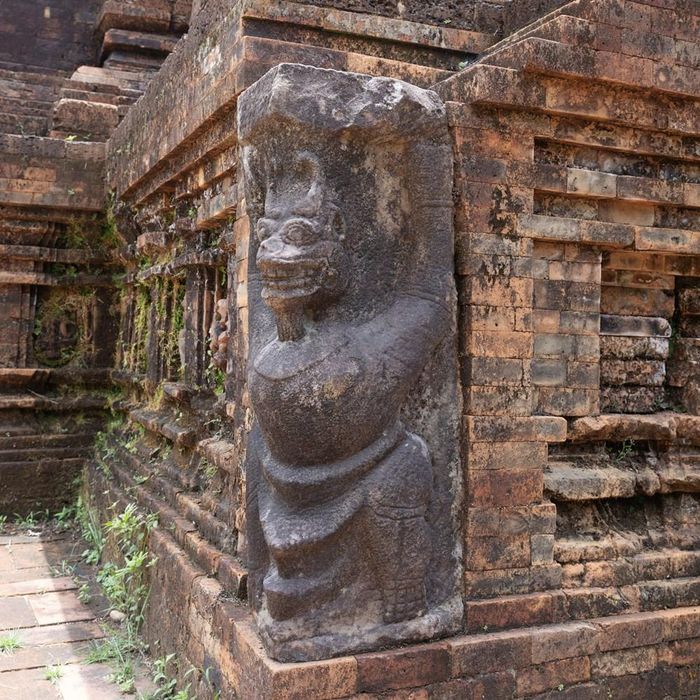 Bốn tượng sư tử đá tại các góc bệ tháp bổ sung thêm lớp nghĩa về quyền uy giác ngộ