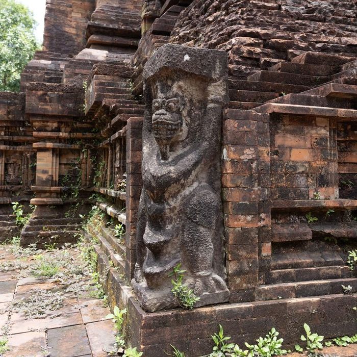 Sự kết hợp giữa 52 Kala và sư tử tạo nên một đồ hình Mandala hộ pháp hoàn chỉnh, phản ánh tính dung hợp tôn giáo đặc trưng của Champa