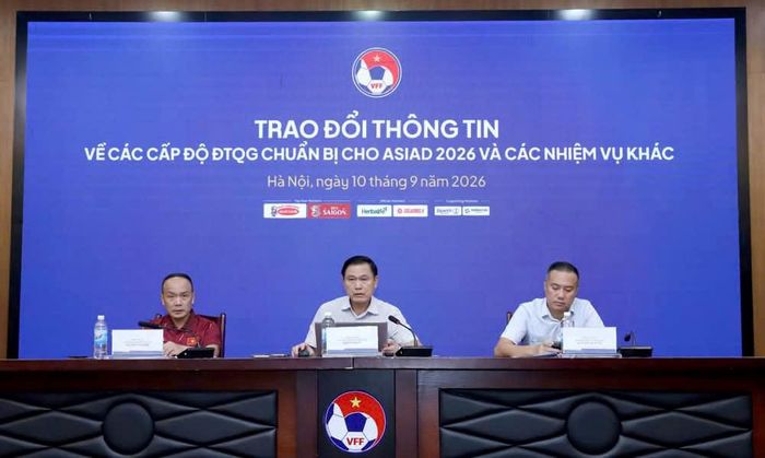 Phó Chủ tịch VFF Trần Anh Tú phát biểu tại buổi trao đổi thông tin