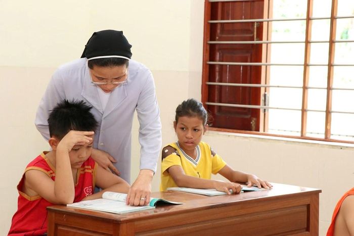 Một giờ học của các em tại mái ấm